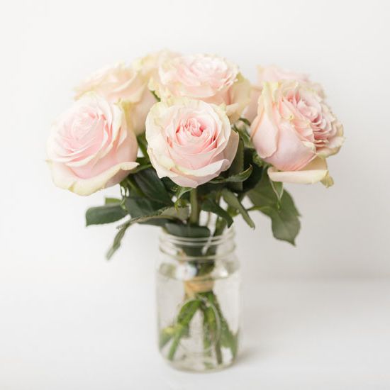 сортовые розы в местной флористической студии в Астрахани