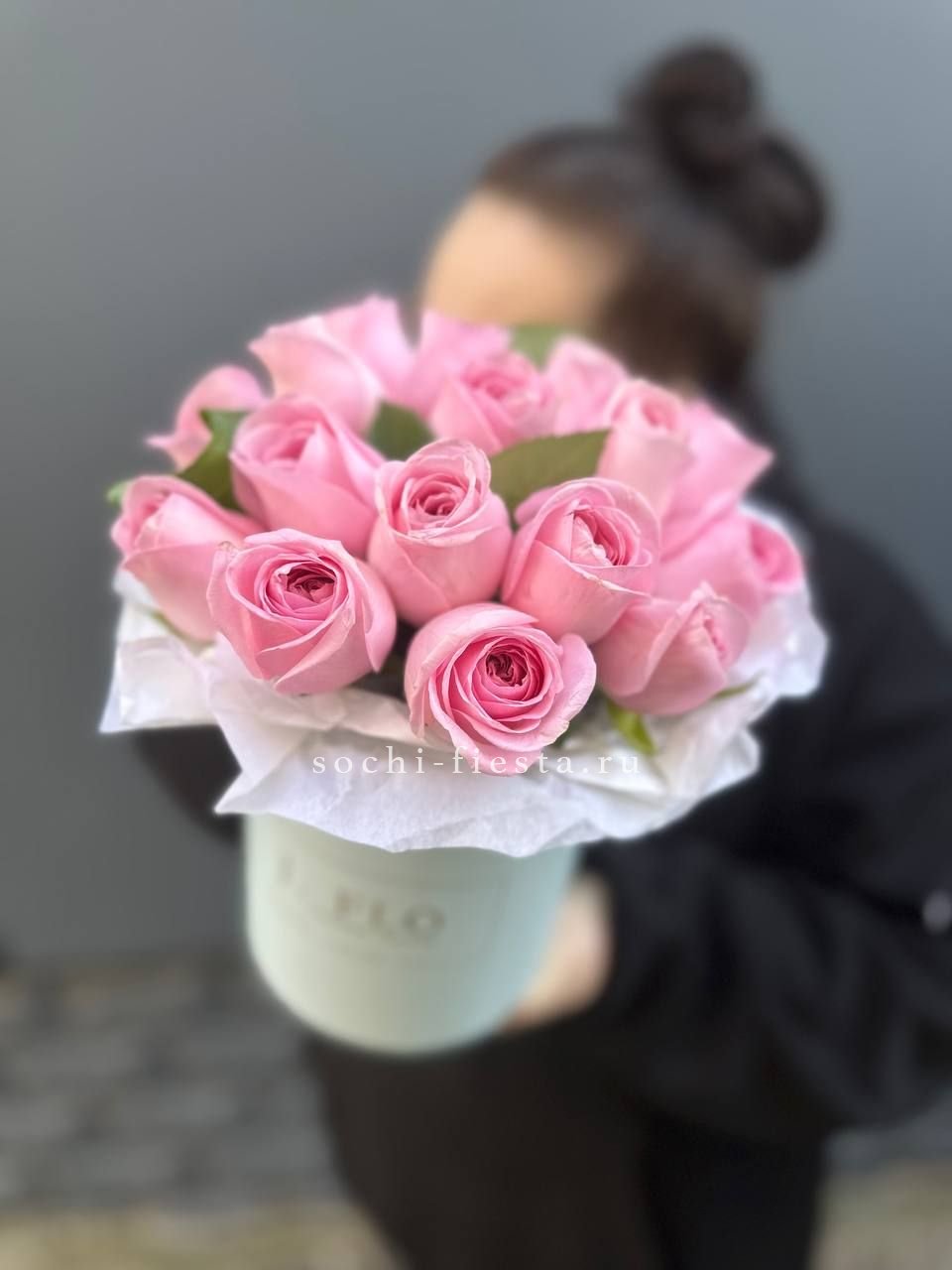 зимняя композиция с амариллисом и еловыми ветвями в Астрахани