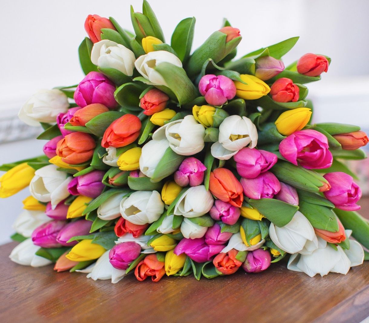 классическая корзина с лилиями и розами для юбилея в Астрахани