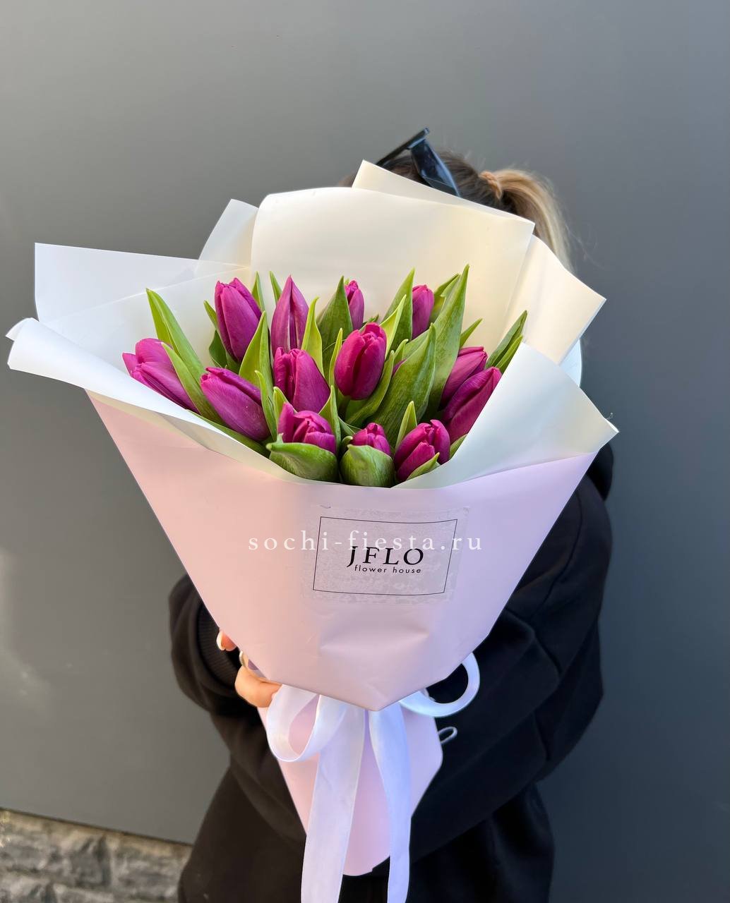 видовой каталог с розами и хризантемами в студии флористики в Астрахани