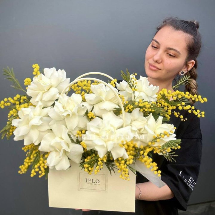 Французские Розы и мимоза  в сумочке  в Астрахани