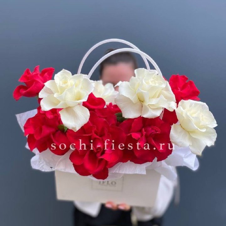 Сумочка  красных и белых роз в Астрахани
