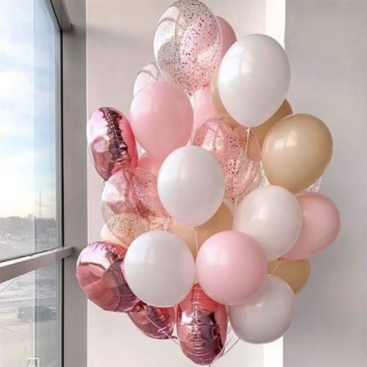 Фонтан шаров розового и белого цветов в Астрахани