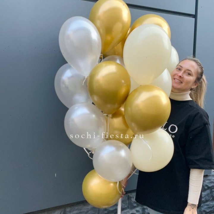 Облако шаров из белого и золотого оттенков в Астрахани