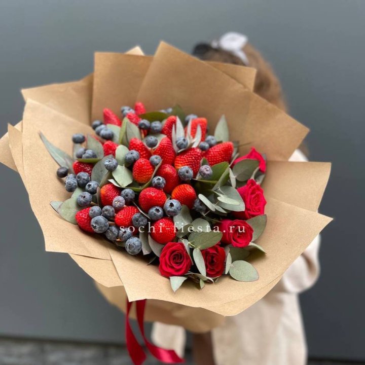 Клубника и голубика с цветами в Астрахани