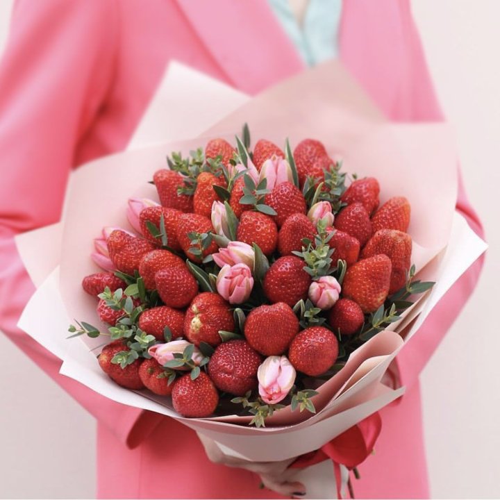 Тюльпаны и клубника в Астрахани