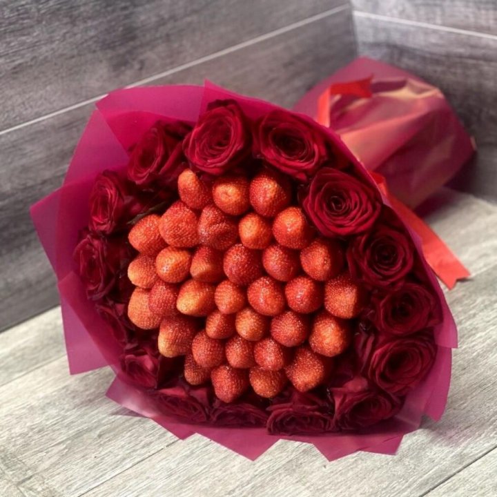 Клубничный букет с розами в Астрахани