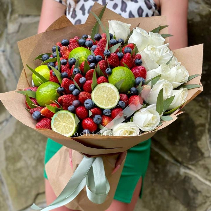 Ягодно-цитрусовый букет с розами в Астрахани