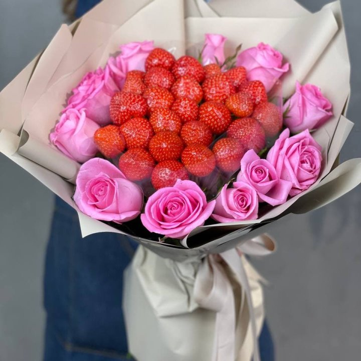 Клубника и розы в Астрахани