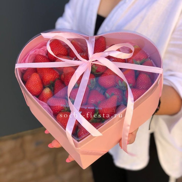 Коробочка сердце  с клубникой в Астрахани