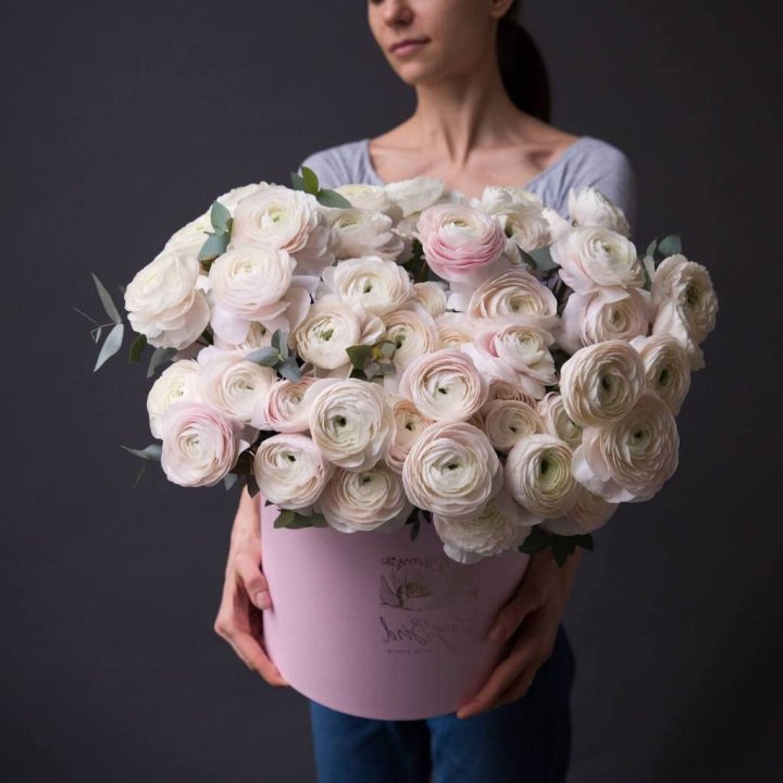 Бокс с ранункулюсами в Астрахани