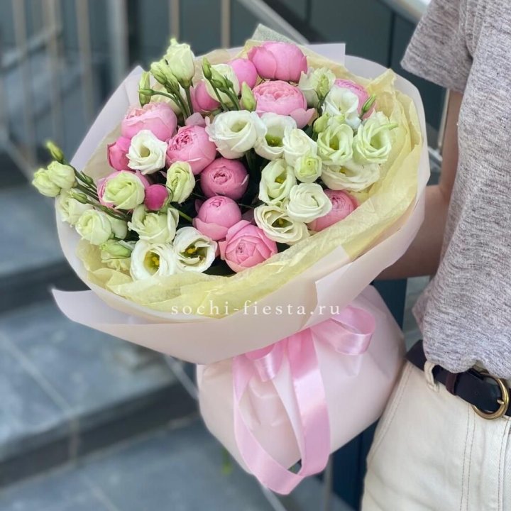 Букет кустовых роз с эустомой в Астрахани