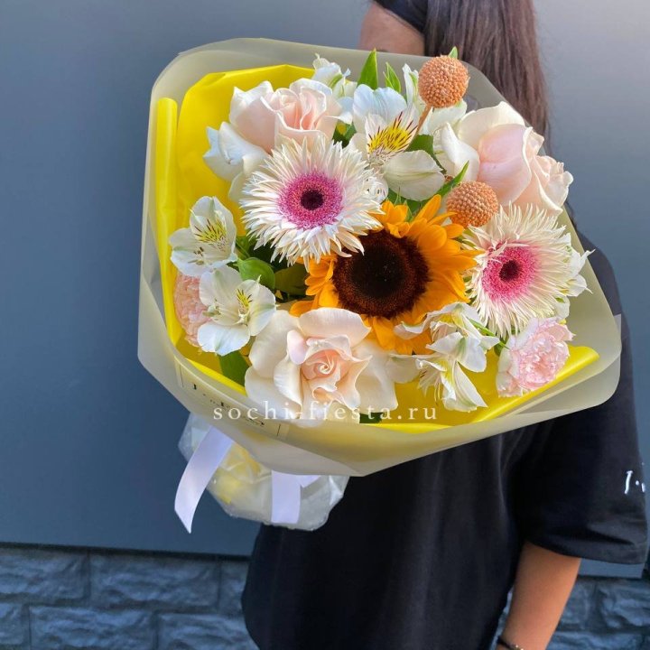 Букет с подсолнухом "Елоу" в Астрахани