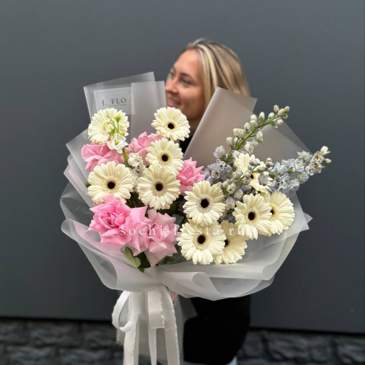 Букет роз и гербер в Астрахани