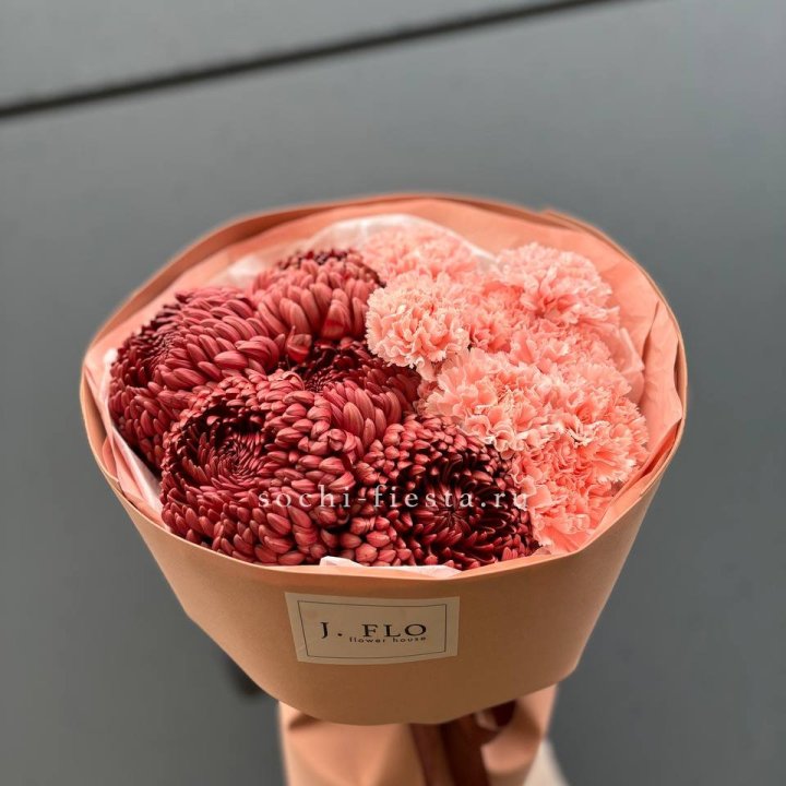 Букет хризантем и диантусов  в Астрахани