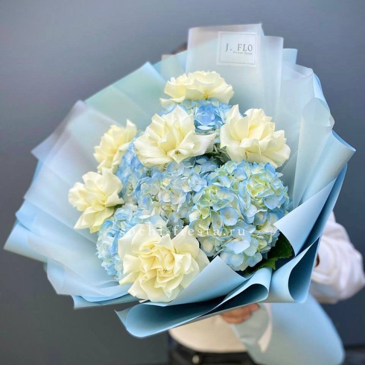  Букет из голубых гортензий и роз  в Астрахани