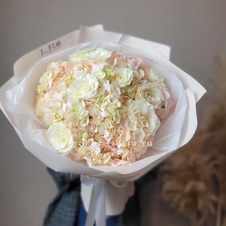  Букет гортензии и роз  в Астрахани