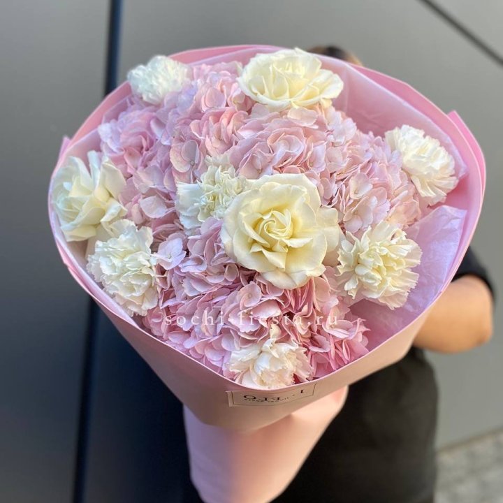  Букет гортензий и роз  в Астрахани