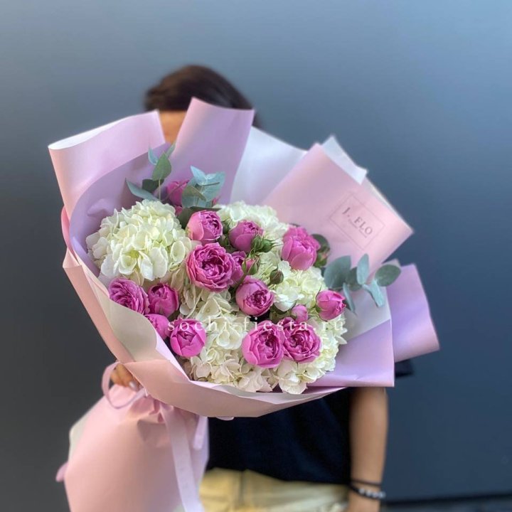 Букет белых гортензий и пионовидных роз  в Астрахани