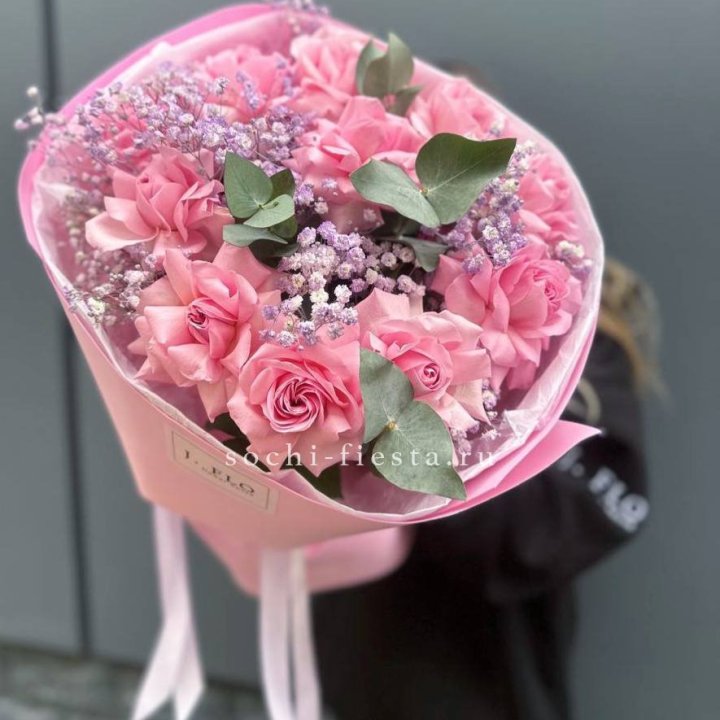 Розовые французские розы с гипсофилой в Астрахани