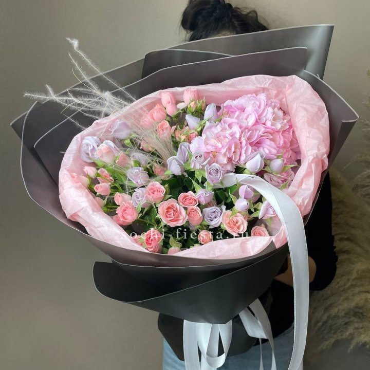  Букет гортензии и роз "Саперави" в Астрахани