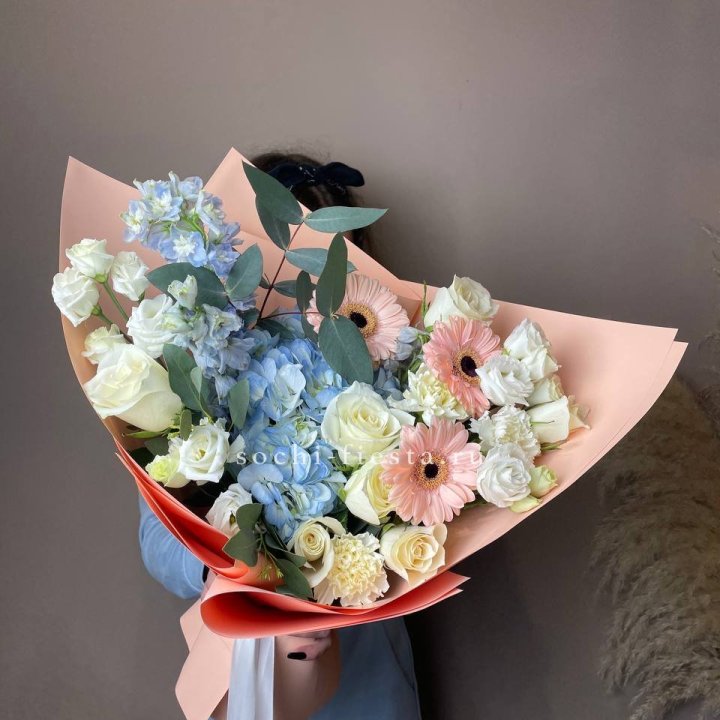  Букет гортензии и роз "Валенсия" в Астрахани