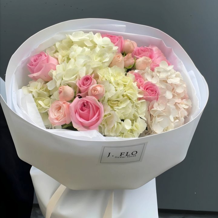  Букет гортензии и роз  "Тиамо" в Астрахани