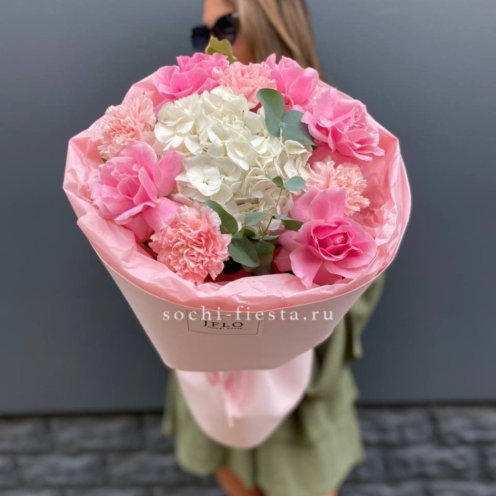  Букет роз и гортензии "Навола" в Астрахани