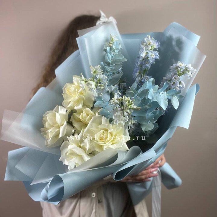 Букет из белых французских роз и дельфиниума в Астрахани