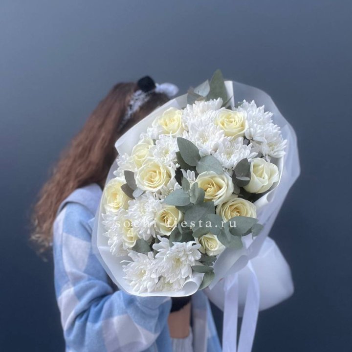  Букет белых роз с хризантемой  в Астрахани