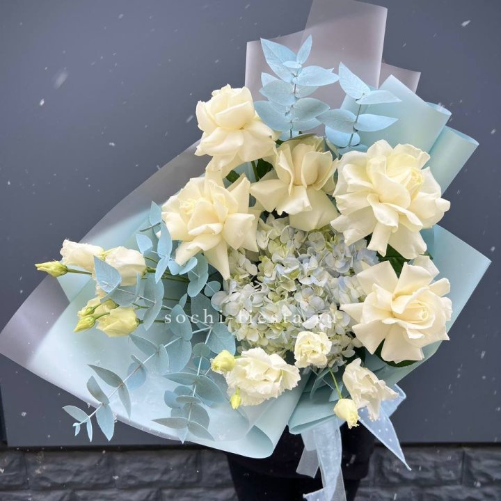 Букет с гортензией и белыми французскими розами в Астрахани