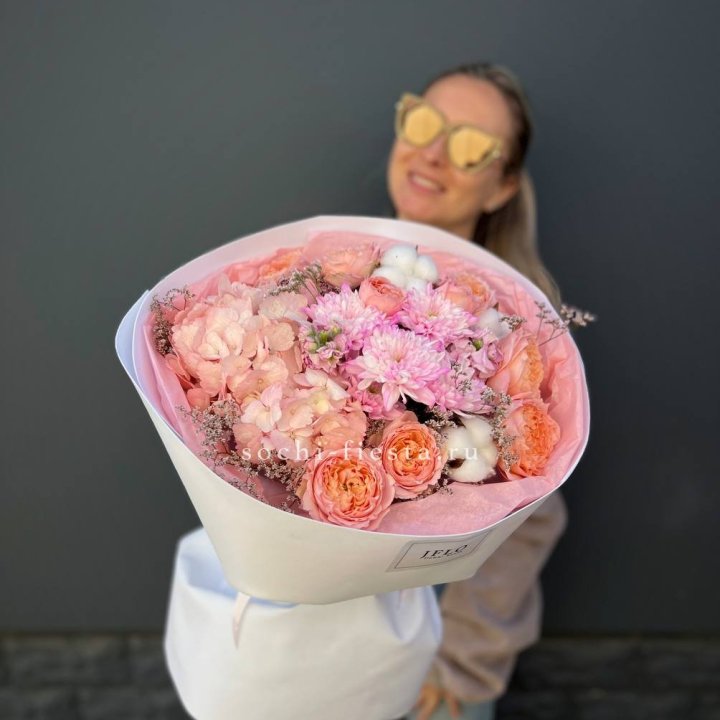 Букет гортензии и кустовых роз  в Астрахани