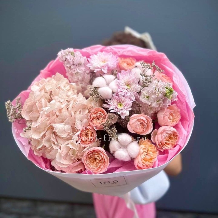 Букет гортензии и кустовых роз "Абрассо" в Астрахани