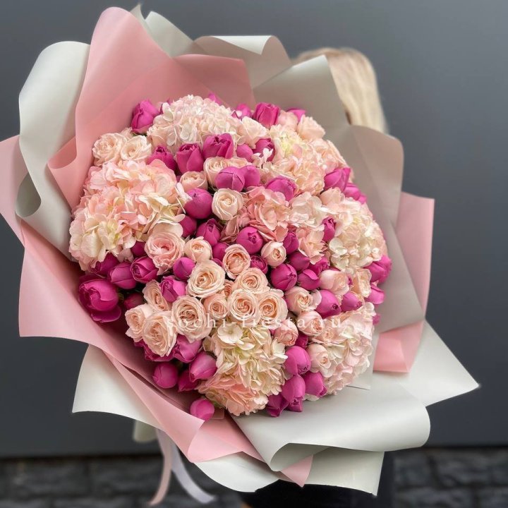 Букет кустовые розы и гортензия в Астрахани