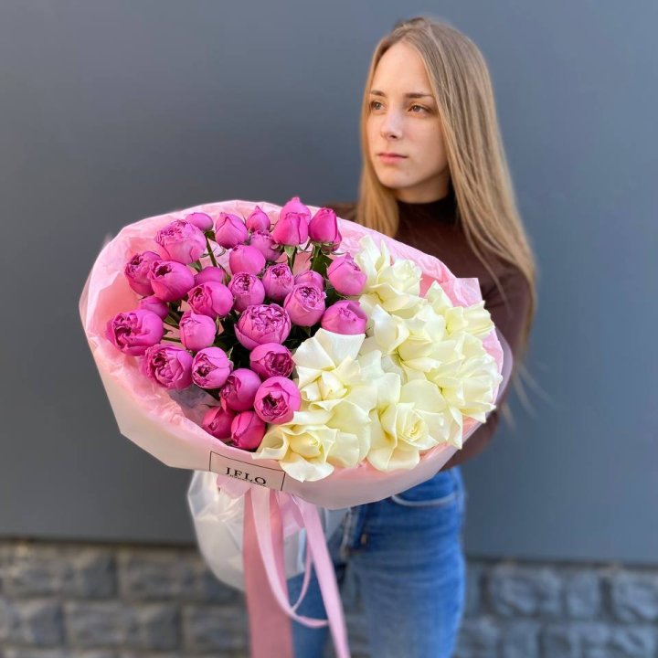 Дуо белых и кустовых роз в Астрахани