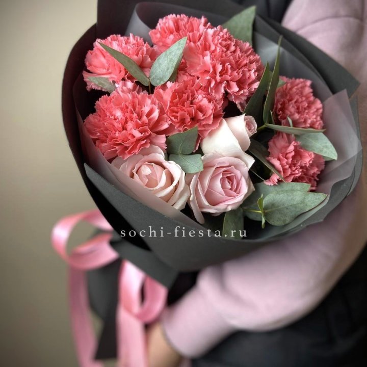 Букет из роз и диантусов "Пенелопа" в Астрахани