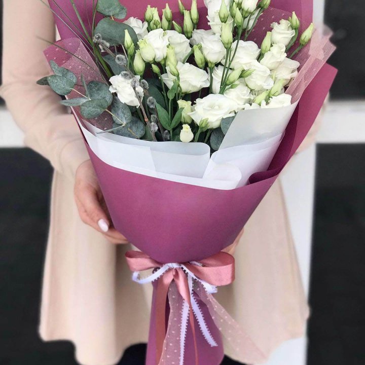 Эустомы с эвкалиптом в Астрахани