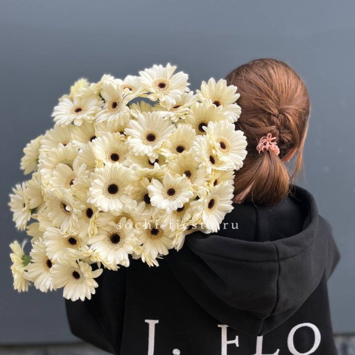 51 гербера в Астрахани