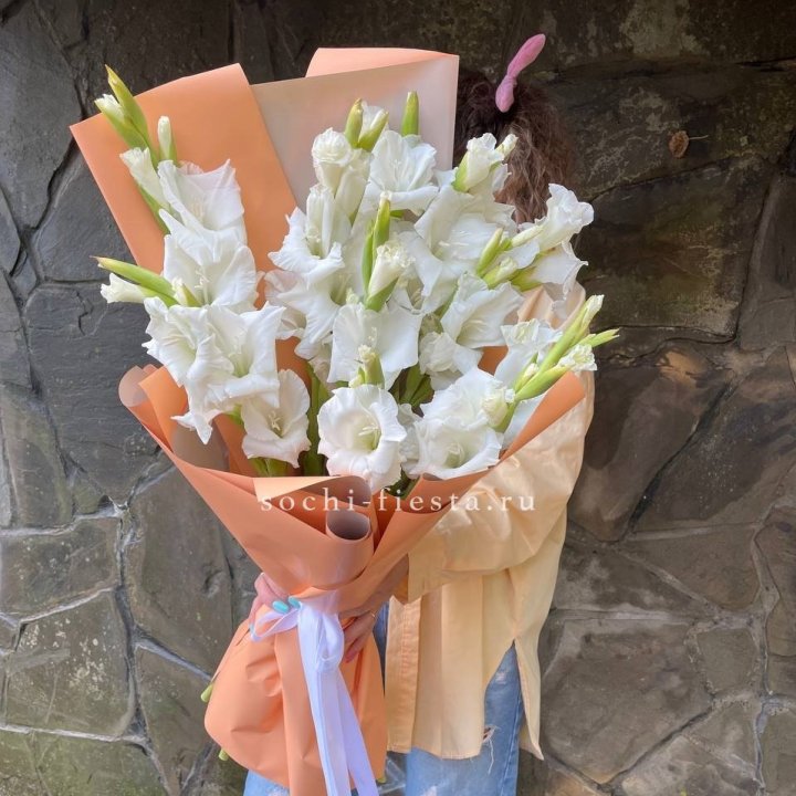 Букет белых гладиолусов  в Астрахани