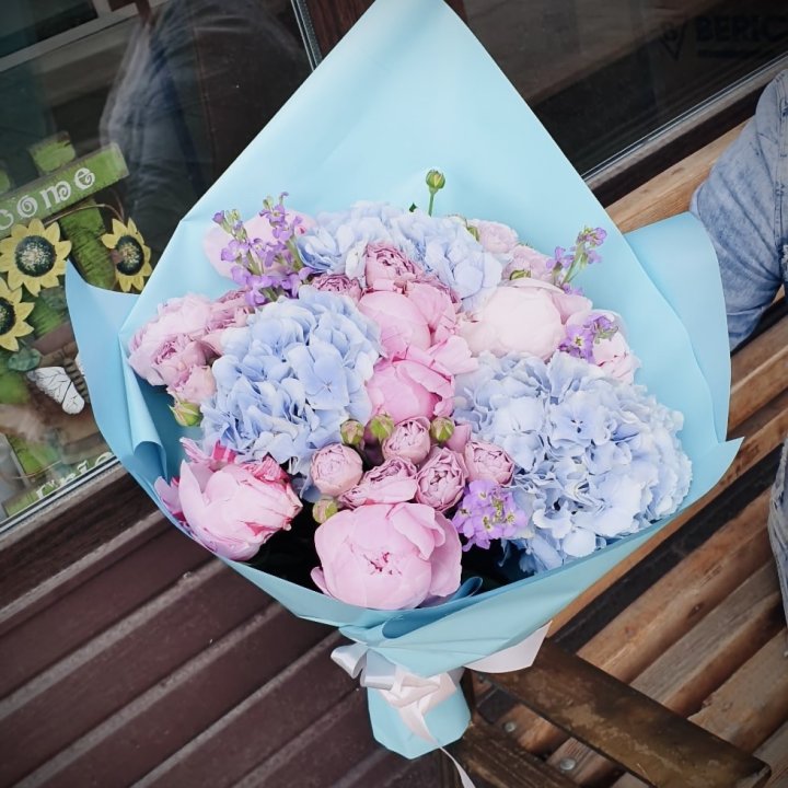 Букет с гортензиями "Блубери" в Астрахани