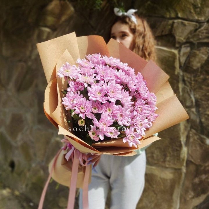 Букет хризантем в крафте в Астрахани