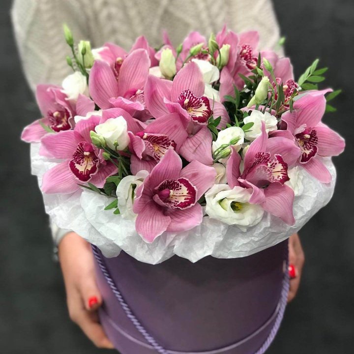 Орхидея и эустома в шляпной коробке в Астрахани