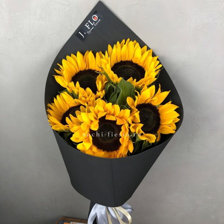 Букет из 5  подсолнухов в Астрахани