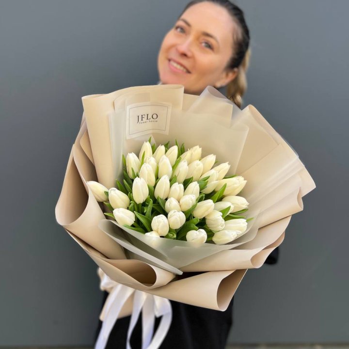 35 белых тюльпанов в Астрахани