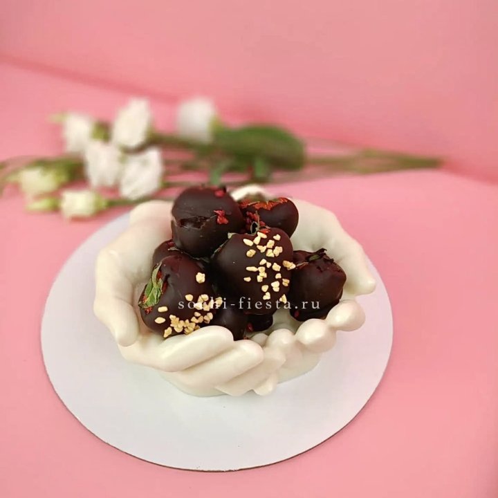 Клубника в шоколаде на шоколадных ладонях  в Астрахани