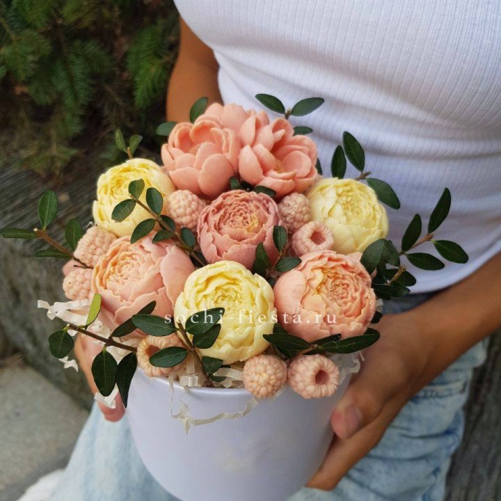 Шоколадный букет с ягодами в Астрахани