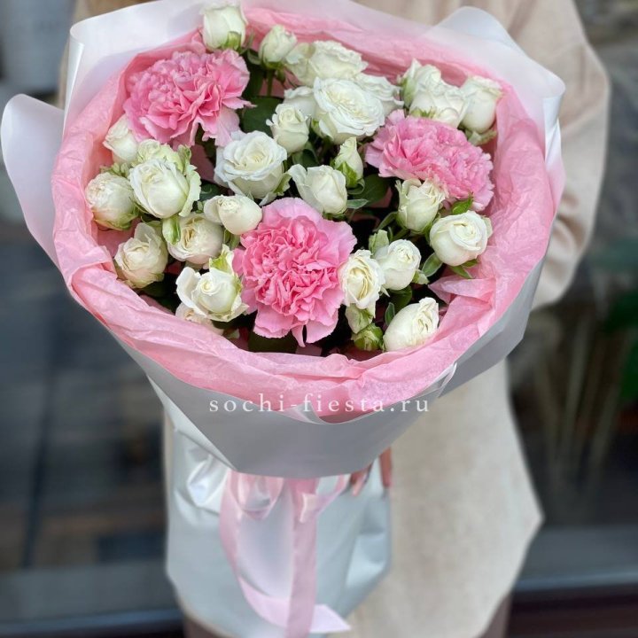 Букет розы с диантусами "Блэш" в Астрахани