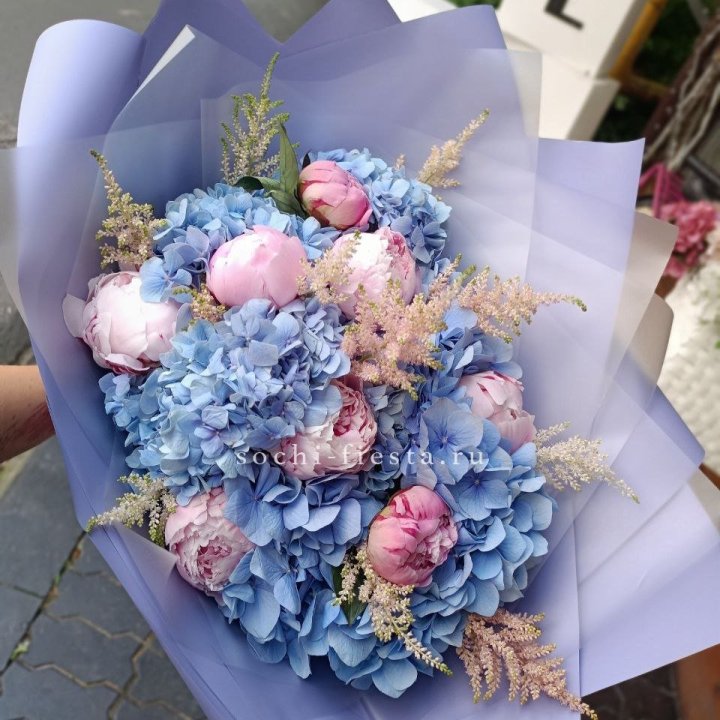 Дизайнерский букет с гортензией №3 в Астрахани