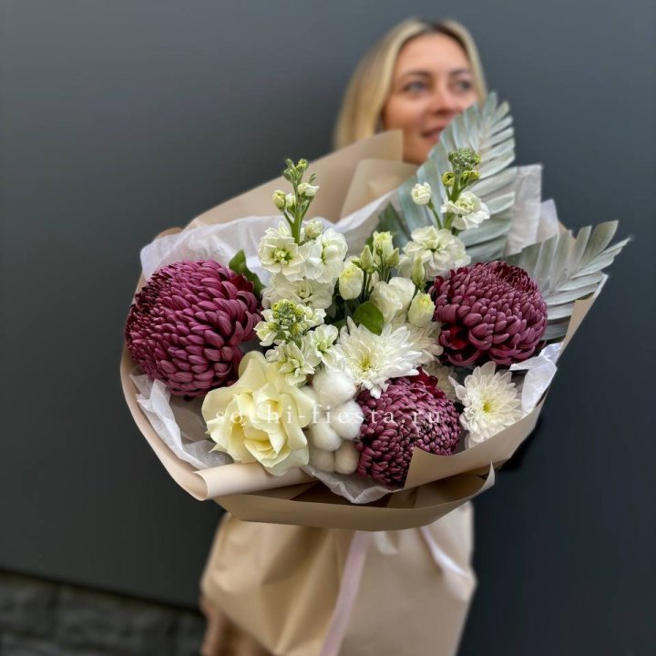 Хризантемы с маттиолой розами эустомой Чика в Астрахани