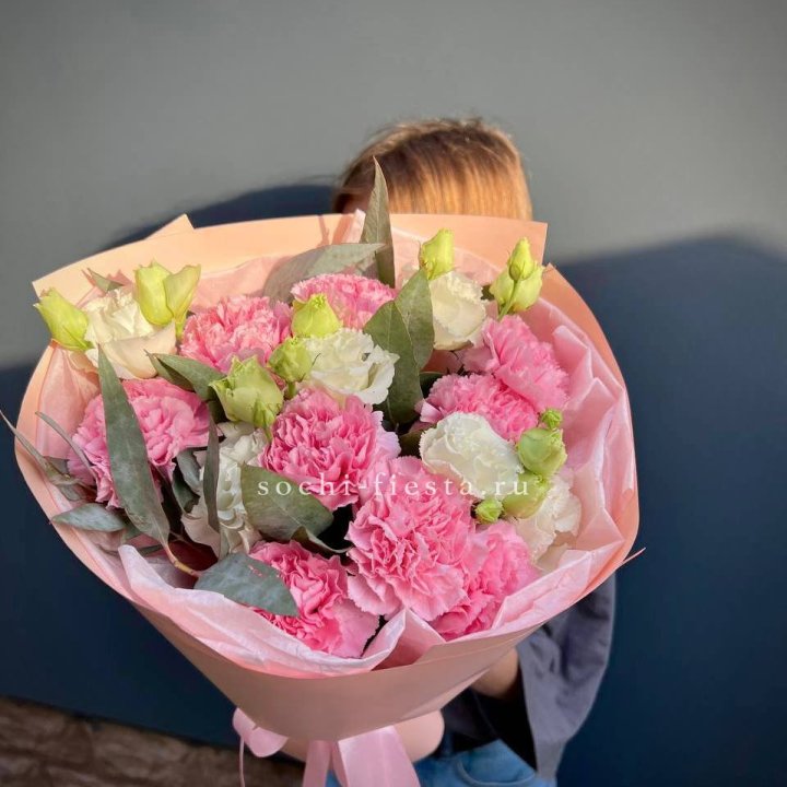 Букет гвоздик и  эустом "Сири" в Астрахани